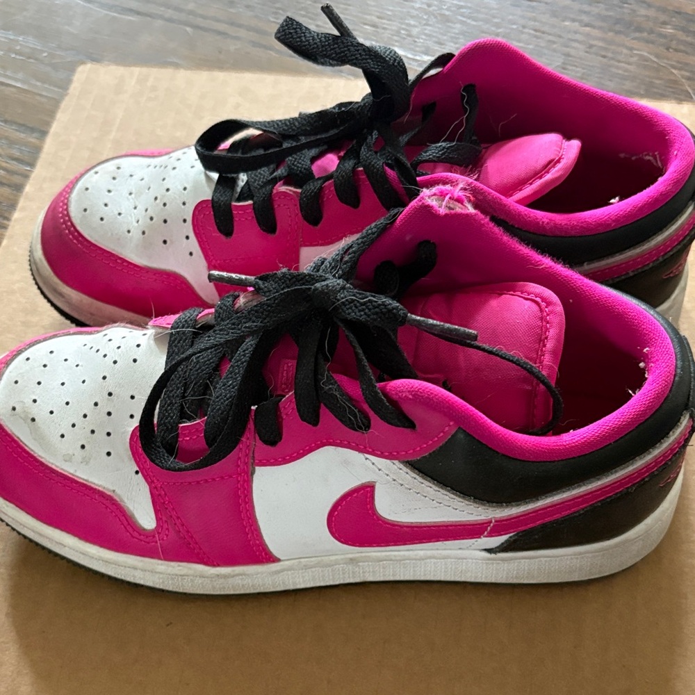 Nike Kids Black, Pink, and White Sneakers. Work condition